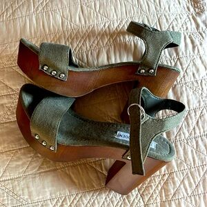 Steve Madden platform heels/sandals army green and brown